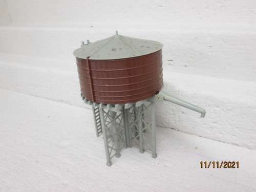 HO SCALE : BACHMANN : LARGE WATER TOWER