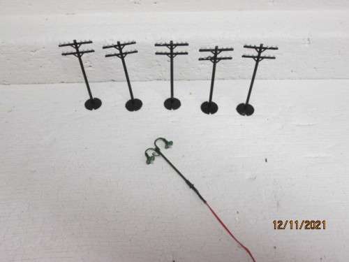 HO SCALE : HO SCALE TELEPHONE POLES + STATION PLATFORM LIGHT