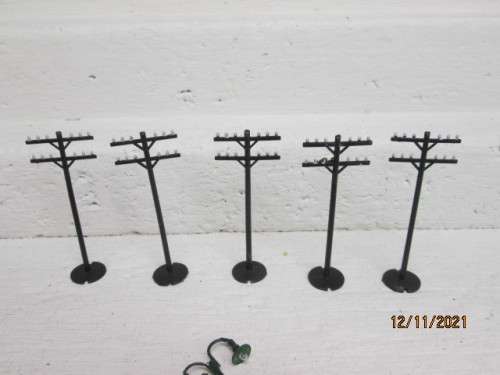 HO SCALE : HO SCALE TELEPHONE POLES + STATION PLATFORM LIGHT