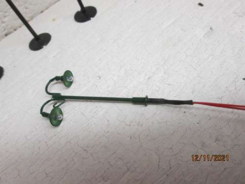 HO SCALE : HO SCALE TELEPHONE POLES + STATION PLATFORM LIGHT