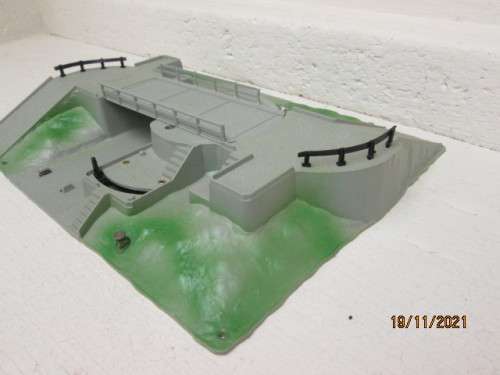 HO SCALE : LIMA : SWIVEL ROAD OVER RAIL BRIDGE - BOXED