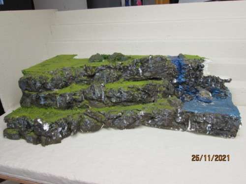 HO / OO SCALE : SCENERY - BACK DROP WITH ROCK FACE AND WATER FALL