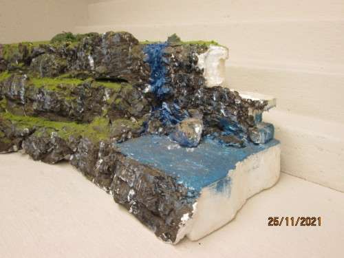 HO / OO SCALE : SCENERY - BACK DROP WITH ROCK FACE AND WATER FALL