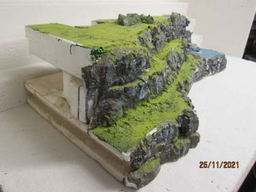 HO / OO SCALE : SCENERY - BACK DROP WITH ROCK FACE AND WATER FALL