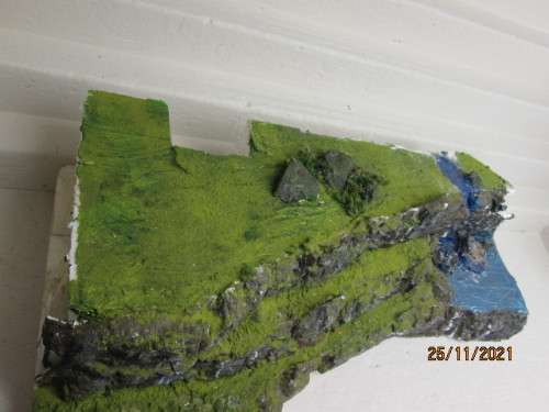 HO / OO SCALE : SCENERY - BACK DROP WITH ROCK FACE AND WATER FALL