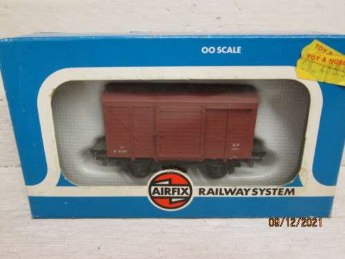 OO SCALE : AIRFIX : 12 TON VENTILATED BOX WAGON - BOXED
