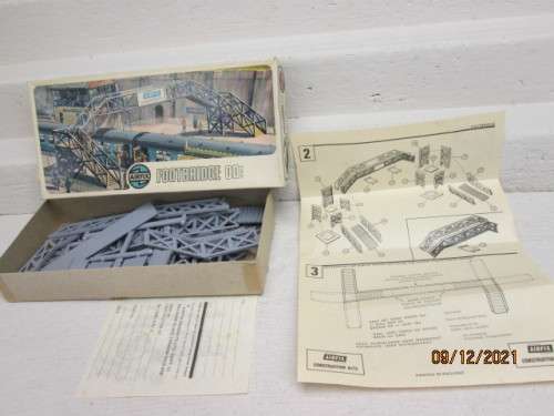 OO SCALE : AIRFIX : DOUBLE RAIL PEDESTRIAN FOOT BRIDGE  - BOXED