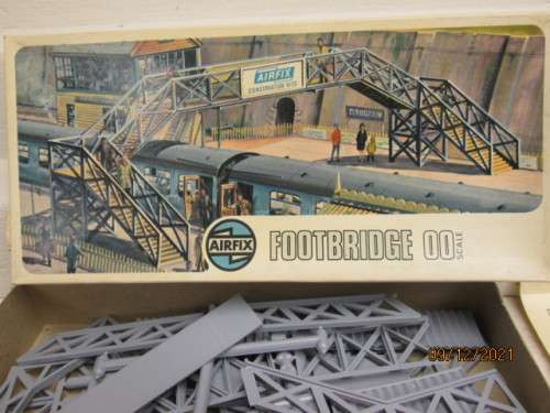 OO SCALE : AIRFIX : DOUBLE RAIL PEDESTRIAN FOOT BRIDGE  - BOXED