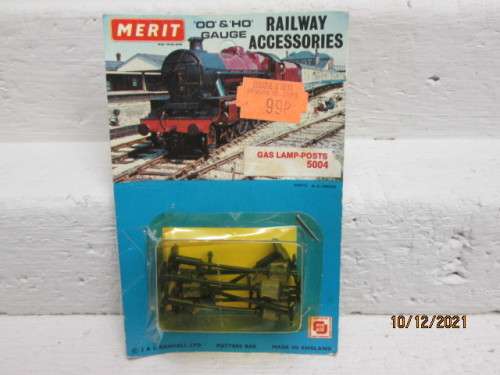 HO / OO SCALE : MERIT : GAS LAMP POSTS - X8 - BOXED