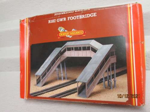 OO SCALE : HORNBY : GWR COVERED FOOT BRIDGE - KIT - BOXED
