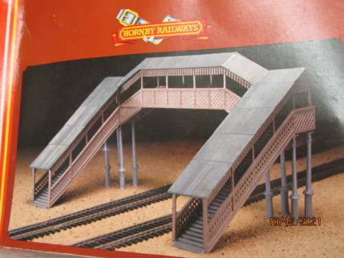 OO SCALE : HORNBY : GWR COVERED FOOT BRIDGE - KIT - BOXED