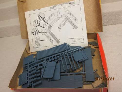OO SCALE : HORNBY : GWR COVERED FOOT BRIDGE - KIT - BOXED