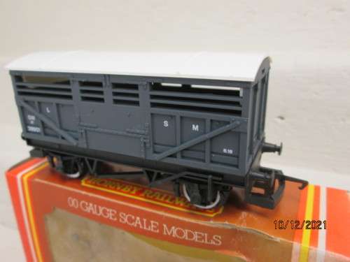 OO SCALE : HORNBY : CATTLE WAGON - BOXED