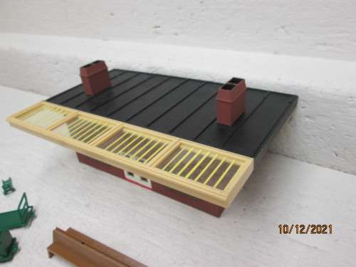 OO SCALE : HORNBY : STATION PLATFORM BUILDING WITH ACCESSORIES - BOXED