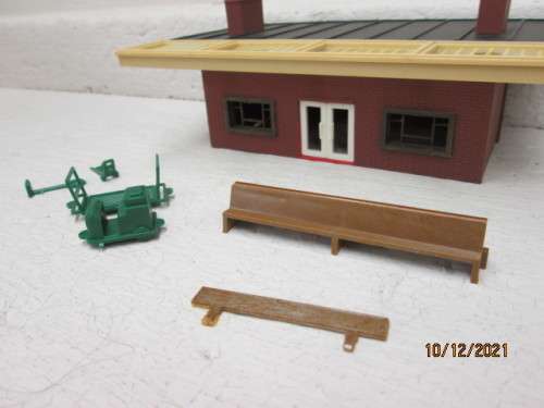 OO SCALE : HORNBY : STATION PLATFORM BUILDING WITH ACCESSORIES - BOXED