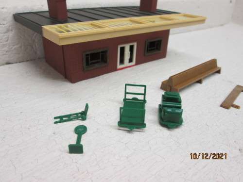 OO SCALE : HORNBY : STATION PLATFORM BUILDING WITH ACCESSORIES - BOXED