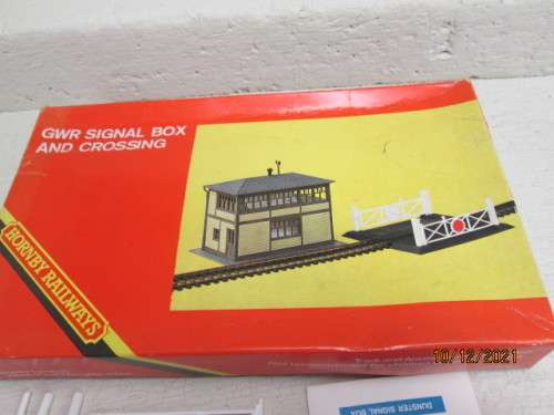 OO SCALE : HORNBY : GWR SIGNAL BOX AND CROSSING - KIT - BOXED