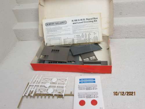 OO SCALE : HORNBY : GWR SIGNAL BOX AND CROSSING - KIT - BOXED