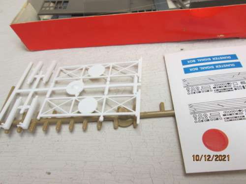 OO SCALE : HORNBY : GWR SIGNAL BOX AND CROSSING - KIT - BOXED