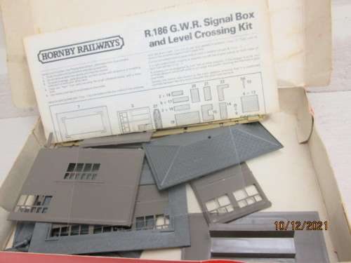 OO SCALE : HORNBY : GWR SIGNAL BOX AND CROSSING - KIT - BOXED