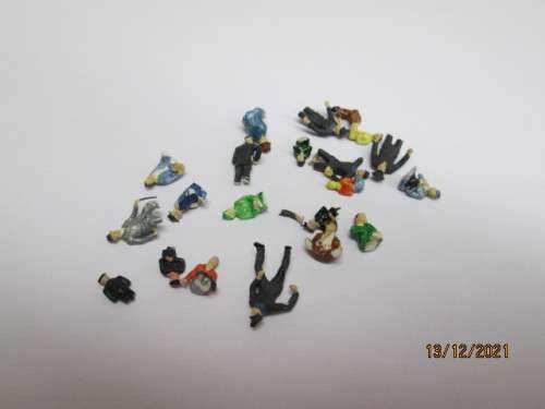 HO SCALE : X20 SEATED FIGURINES