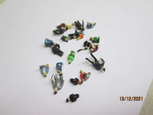 HO SCALE : X20 SEATED FIGURINES