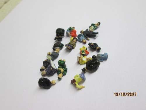 HO SCALE : X20 SEATED FIGURINES
