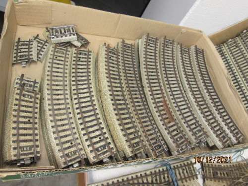 HO SCALE : MARKLIN : M-TRACK - 3-RAIL  -  X97  PIECES