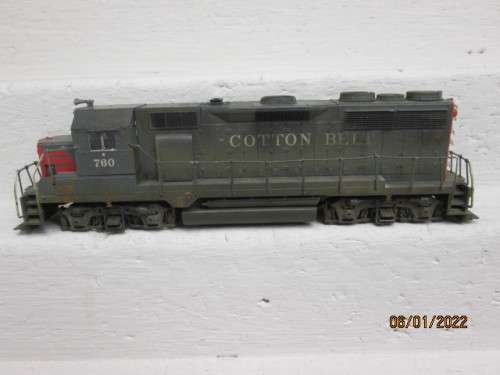 HO SCALE: ATHEARN : COTTON BELT DIESEL LOCOMOTIVE - DCC - BOXED
