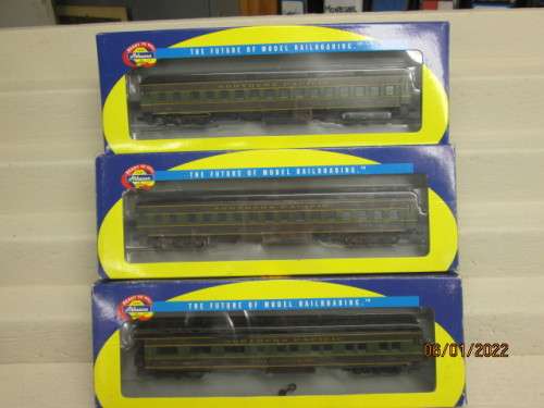 HO SCALE: ATHEARN : NORTHERN PACIFIC COACHES - X3 - BOXED