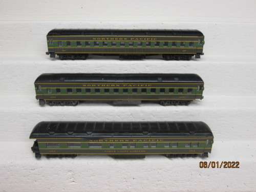 HO SCALE: ATHEARN : NORTHERN PACIFIC COACHES - X3 - BOXED