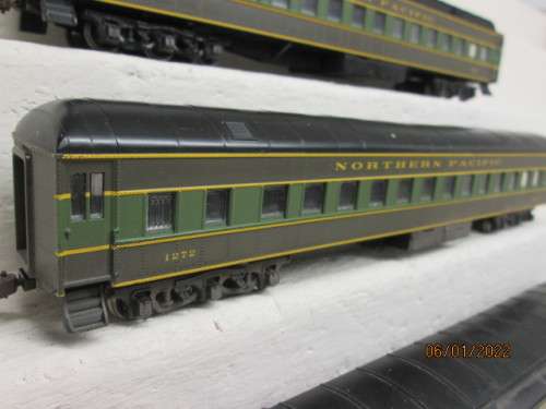 HO SCALE: ATHEARN : NORTHERN PACIFIC COACHES - X3 - BOXED