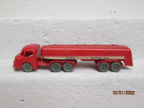 HO / OO SCALE : ESSO EXTRA MOTOR OIL - ROAD TRUCK TANKER