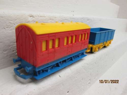 OO SCALE : HORNBY : X2 COACHES
