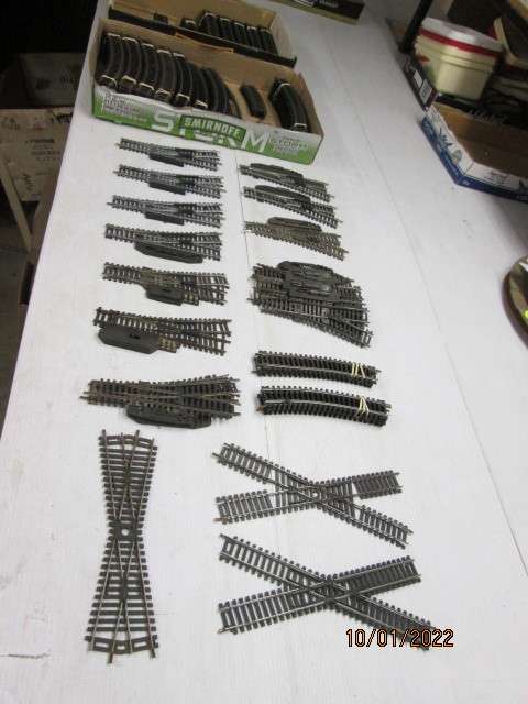 HO / OO SCALE : LARGE AMOUNT OF LIMA TRACK - 169 PIECES - 3 BEER BOXES