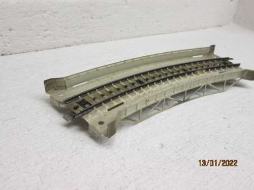 HO SCALE : MARKLIN : M TRACK : METALCURVED BRIDGE