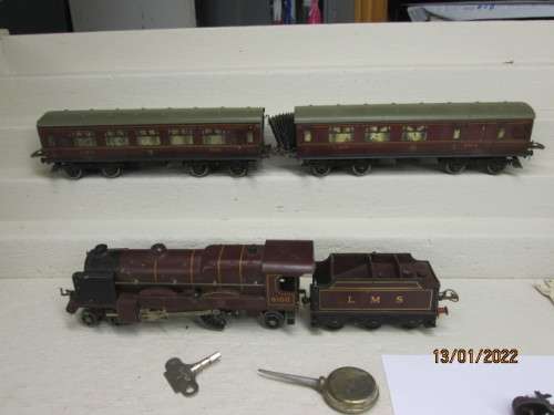 O SCALE : HORNBY : CLOCKWORK LOCOMOTIVE + X2 COACHES - ROYAL SCOTT SET