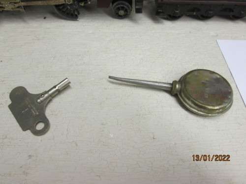 O SCALE : HORNBY : CLOCKWORK LOCOMOTIVE + X2 COACHES - ROYAL SCOTT SET