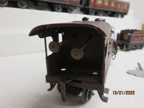 O SCALE : HORNBY : CLOCKWORK LOCOMOTIVE + X2 COACHES - ROYAL SCOTT SET