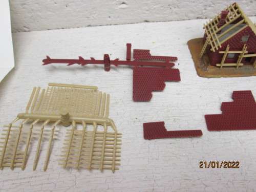 N SCALE : POLA : HOUSES X2 - UNDER CONSTRUCTION