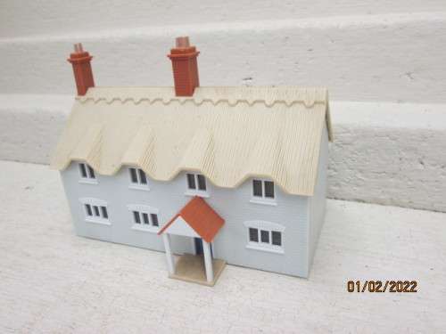 OO SCALE: THATCH RAILWAY BUILDING