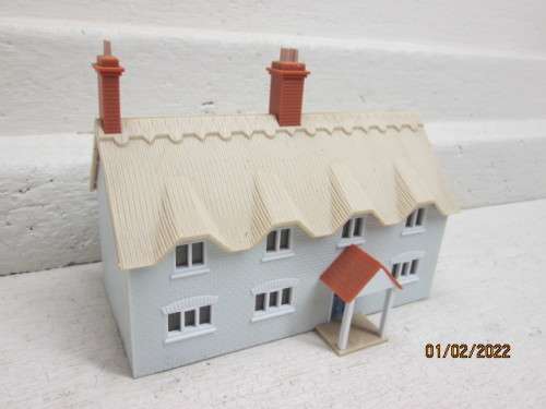 OO SCALE: THATCH RAILWAY BUILDING