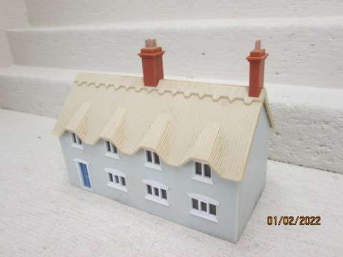 OO SCALE: THATCH RAILWAY BUILDING