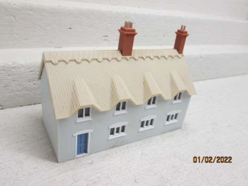 OO SCALE: THATCH RAILWAY BUILDING