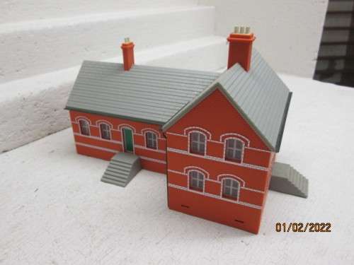 OO SCALE: L-SHAPE RAILWAY TYPE BUILDING