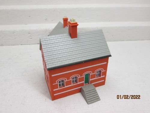 OO SCALE: L-SHAPE RAILWAY TYPE BUILDING