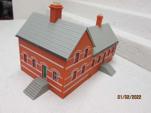 OO SCALE: L-SHAPE RAILWAY TYPE BUILDING
