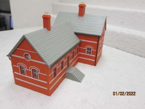 OO SCALE: L-SHAPE RAILWAY TYPE BUILDING