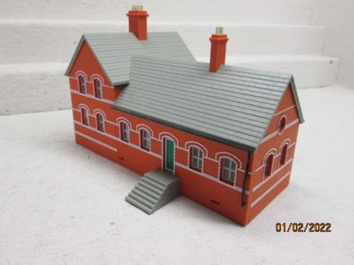 OO SCALE: L-SHAPE RAILWAY TYPE BUILDING