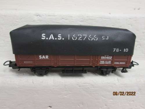 HO SCALE : LIMA : SAR ES WAGON WITH TARP - BOXED